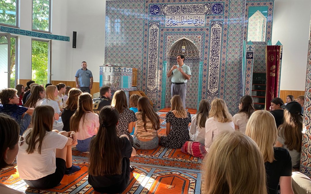 Besuch der 7. Klassen in der Moschee in Dingolfing