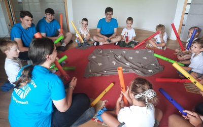 Musikstunde mit Boomwhakers im Kindergarten “SpielRaum”