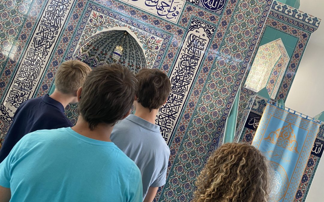 Besuch der 7. Klassen des Gymnasiums Landau in der Moschee in Dingolfing